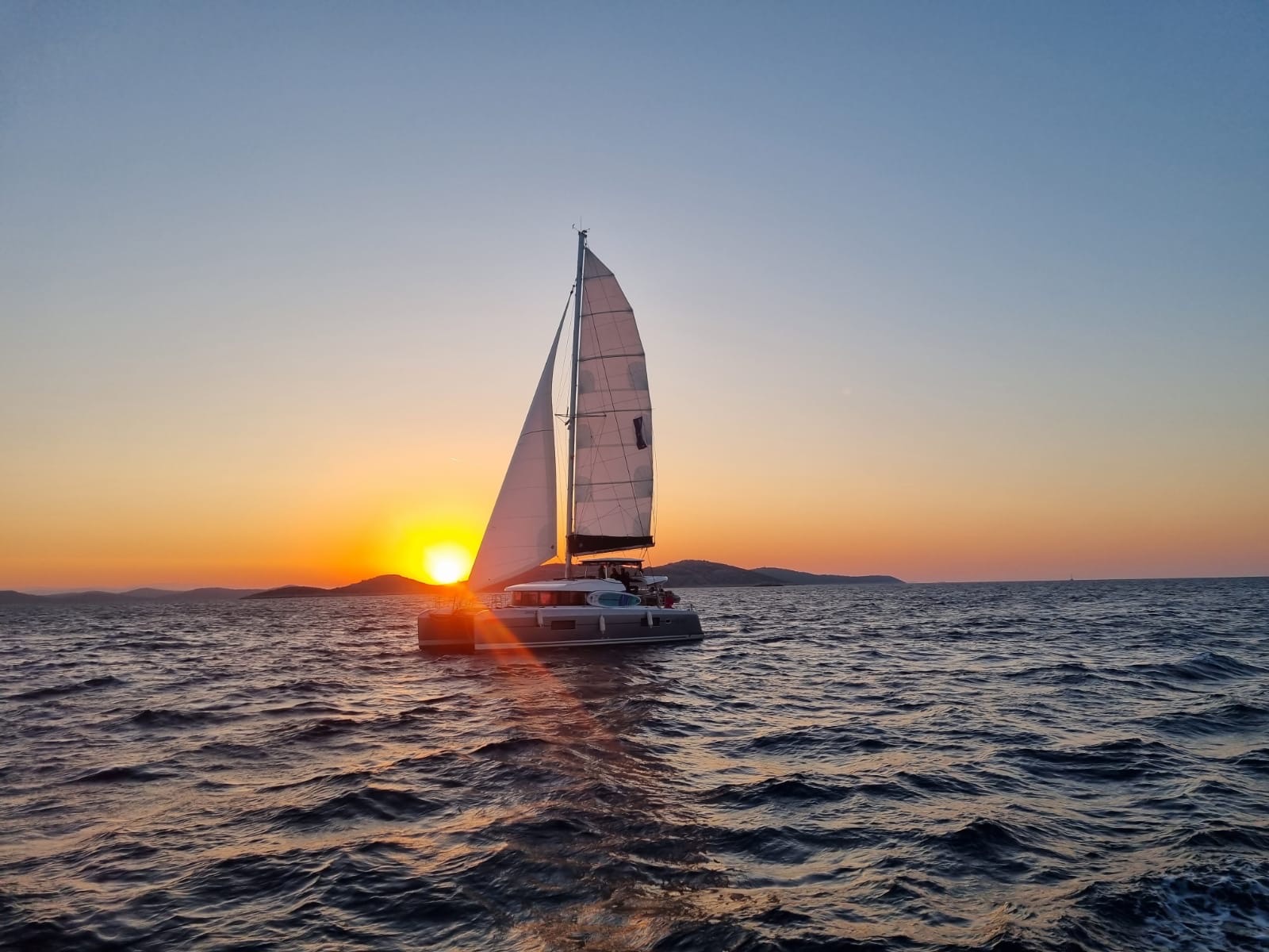 Katamarane der Flottille vor Anker in einer Bucht